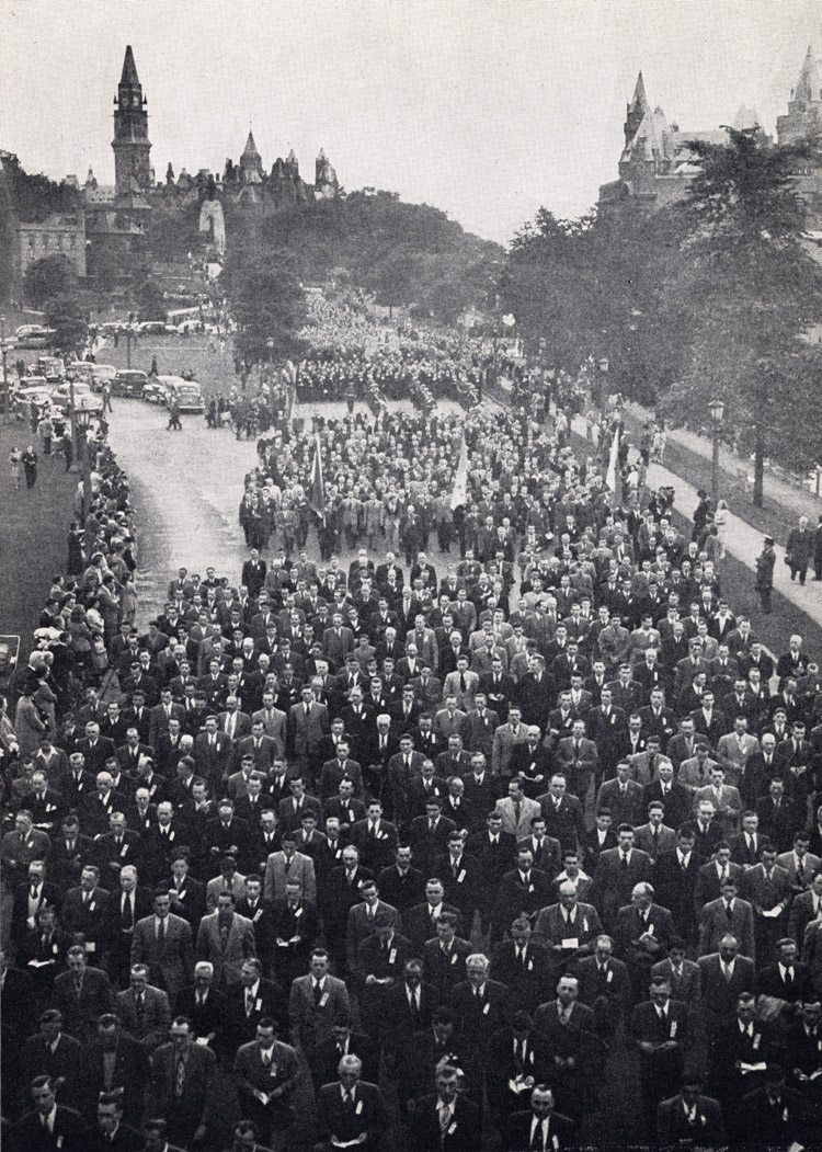 Quarante mille hommes escortant Notre-Dame du Cap sur un parcours de trois milles, depuis la Cathédrale d’Ottawa jusqu’au parc Lansdowne