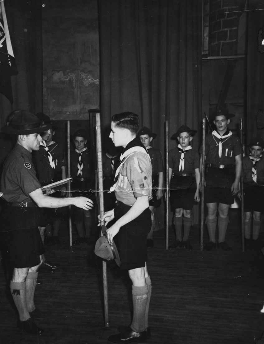 Investiture du scout du roi, Michel Poirier, Ottawa, 8 fvrier 1948. Photo : Champlain Marcil. Universit d'Ottawa, CRCCF, [b]Fonds Association des scouts du Canada, Fdration des scouts de l'Ontario, district d'Ottawa et Scogestion[/b] (C74), Ph141-375.