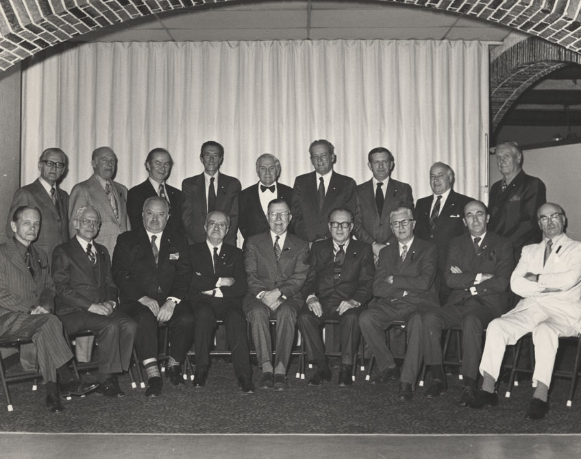 Fte en l'honneur des anciens prsidents de l'Institut canadien-franais d'Ottawa, Ottawa, 20 novembre 1973. Assis : Maurice Ollivier, Edgar Chartrand, Raphal Pilon, Sraphin Marion (vice-prsident d'honneur), Albert Faucher (prsident en exercice), Alcide Paquette, Domitien Morais, Charles Roch Lamoureux, Lopold Vachon. Debout, Lon Beauchamp, Aurle Saint-Georges, Jean-Pierre Beaulne, Grard Leroux, Paul Morel, Louis Titley, Albert Brisson, Henri Laperrire, Lo Godin. Photo : Champlain Marcil. Universit d'Ottawa, CRCCF, [b]Fonds Sraphin-Marion[/b] (P106), Ph152-B24.