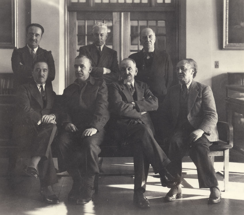  Les Sept aux Archives nationales , Ottawa, dcembre 1944. Premire range : Gustave Lanctot, archiviste et historien ; Pierre Daviault, traducteur et auteur ; Louvigny de Montigny, traducteur et auteur ; Marius Barbeau, ethnologue au Muse national du Canada. Deuxime range : Sraphin Marion, fonctionnaire aux Archives publiques du Canada et historien de la littrature ; Robert de Roquebrune, archiviste et auteur ; Marcel Dugas, auteur et archiviste.  Universit d'Ottawa, CRCCF, [b]Fonds Sraphin-Marion[/b] (P106), Ph152-B5.