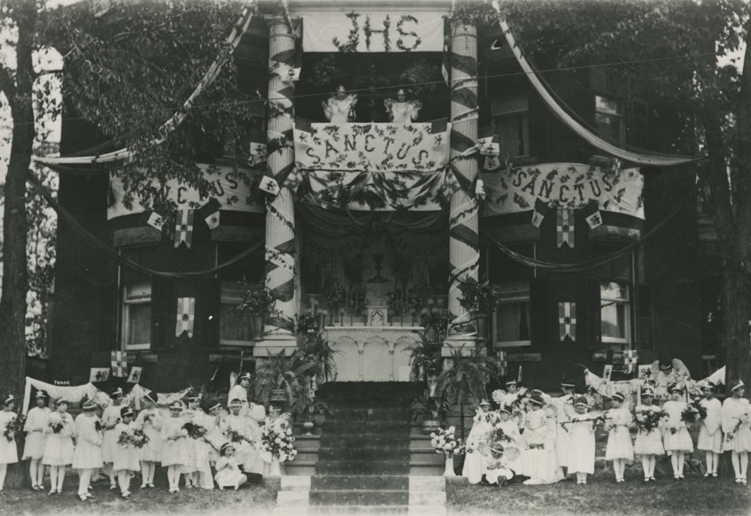 Le reposoir de la Fête-Dieu, devant la rsidence du Dr. Joseph Woods, coin Sussex et Cathcart, juin 1927. Photo : originale dans la collection de Jean Woods. Universit d’Ottawa, CRCCF, [b]Fonds Jean-Robert-Woods[/b] (P178), Ph57-2.