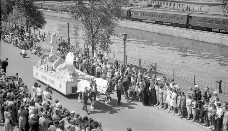 Procession mariale au bord du canal Rideau