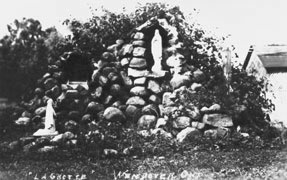 Grotte de la Vierge à l’avant de la maison Leclaire à l’occasion du Congrès marial, Wendover