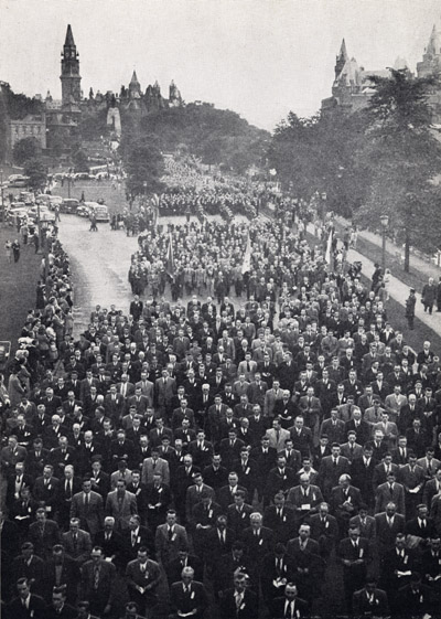 Quarante mille hommes escortant Notre-Dame du Cap sur un parcours de trois milles, depuis la Cathédrale d'Ottawa jusqu'au parc Lansdowne 